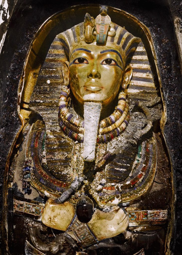 29th/30th October 1925, Tutankhamun's Tomb | The gold mask (Carter no. 256a) (©️ Griffith Institute, University of Oxford, colorized by Dynamichrome)